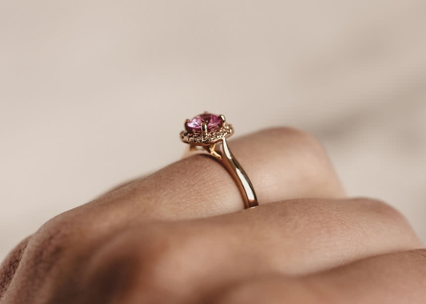 Halo ring with pink sapphire in 18K yellow Gold - Engagement ring from VANBRUUN